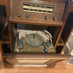 Antique Am/Fm Radio With Record Player 