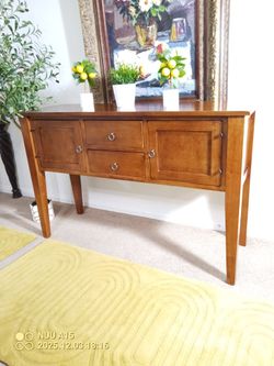 Very Nice Clean Solid Wood Sideboard Buffet Or Entryway Table 54"X18"X35"
