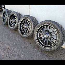 22" Fuel Sledge rims 33x12.50R22 tires