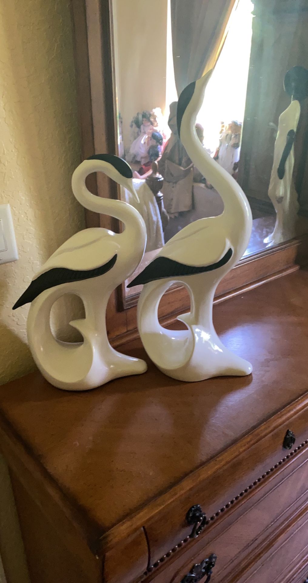 Black and White Swan Statue. Very Elegant