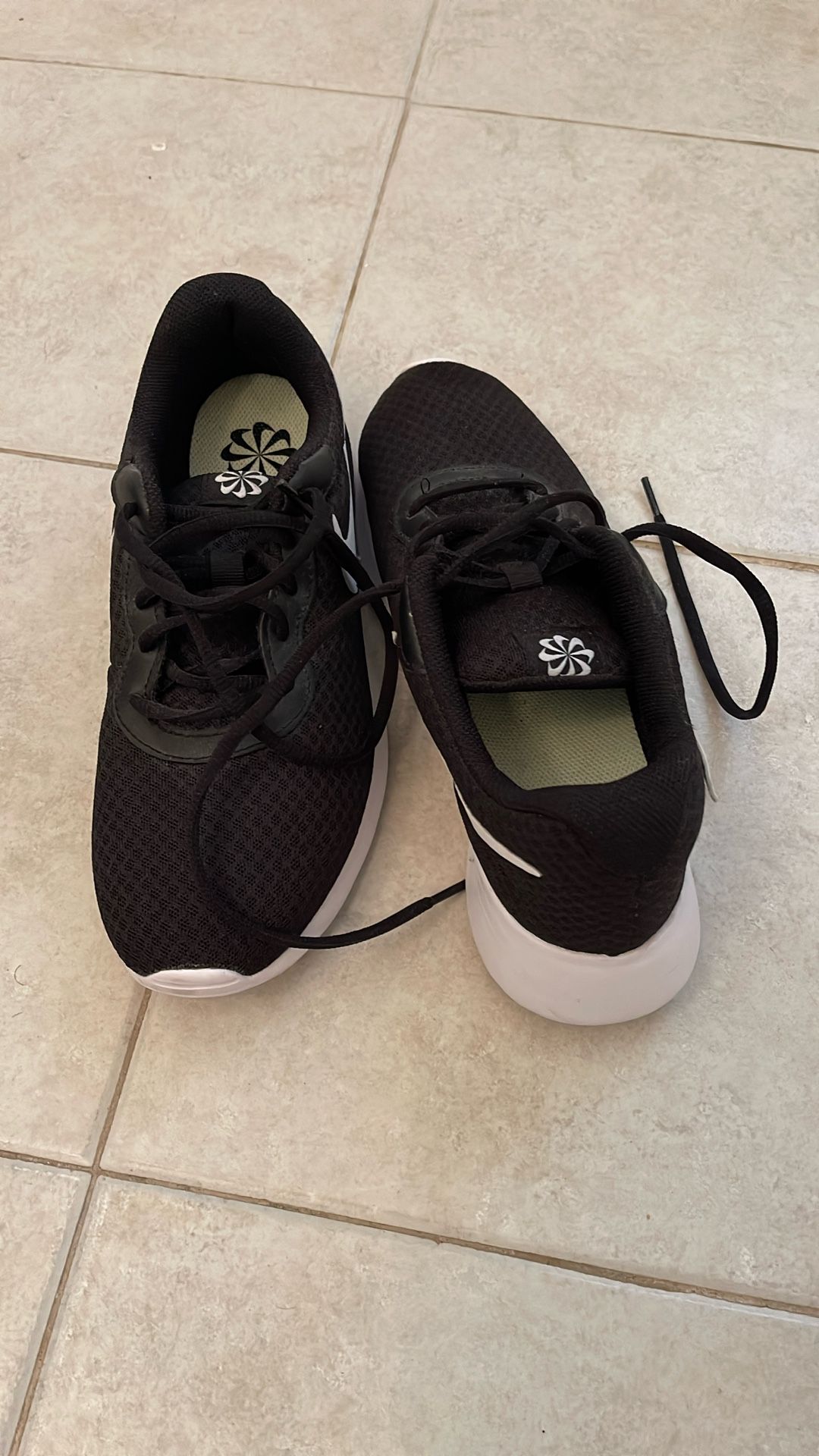 NIKE Tennis shoes 9.5