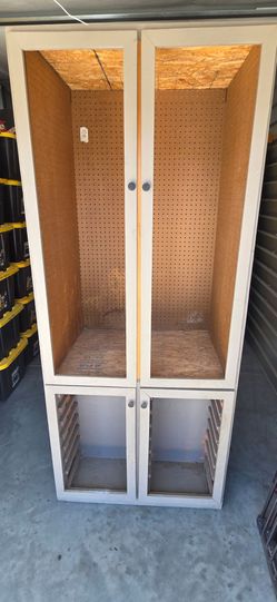 Fishing gear cabinet