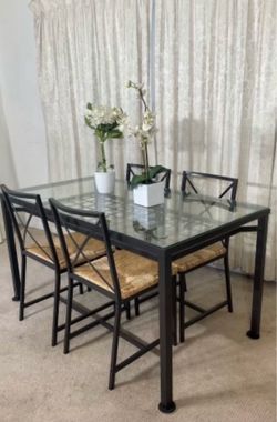 Glass & Iron Dining Table with 4 Seagrass Chairs / Mesa Comedor de Vidrio y Fierro con 4 Sillas