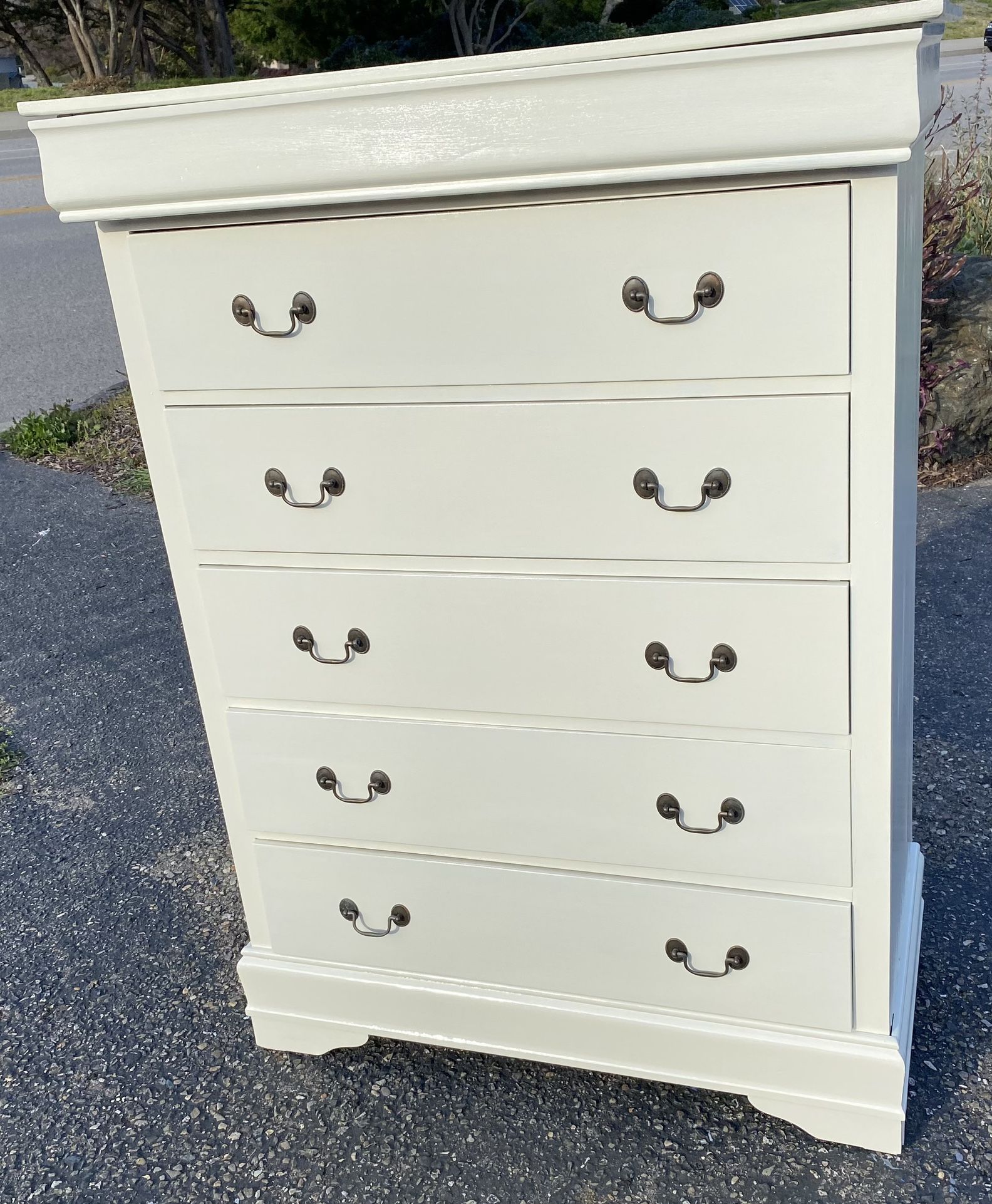 Dresser cream 5 drawers plus hidden drawer There are five drawers in plain sight, but the top