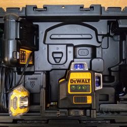 DeWalt 12V MAX Lithium Ion 100 Ft Green Self-Leveling 3 Beam 360 Degree Laser Level Kit 