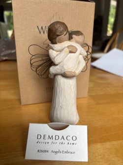Willow Tree Angel's Embrace sculpted figure by Susan Lordi #26084