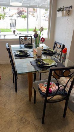 Dining Room Table with 4 Chairs Like New