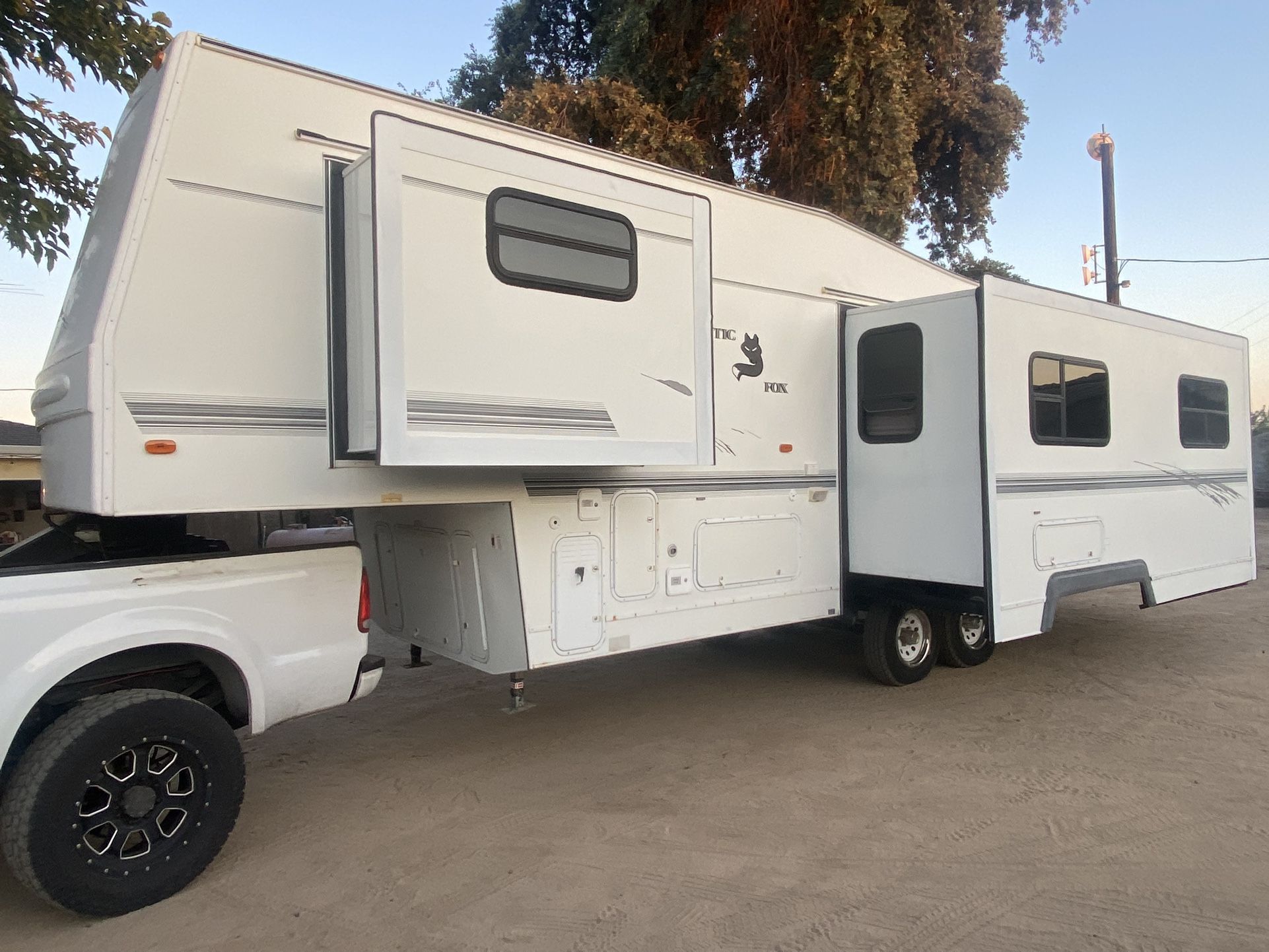Arctic Fox 5th Wheel Camp Trailer