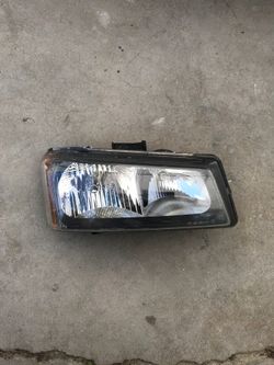 06 Chevy Silverado oem Rt headlight