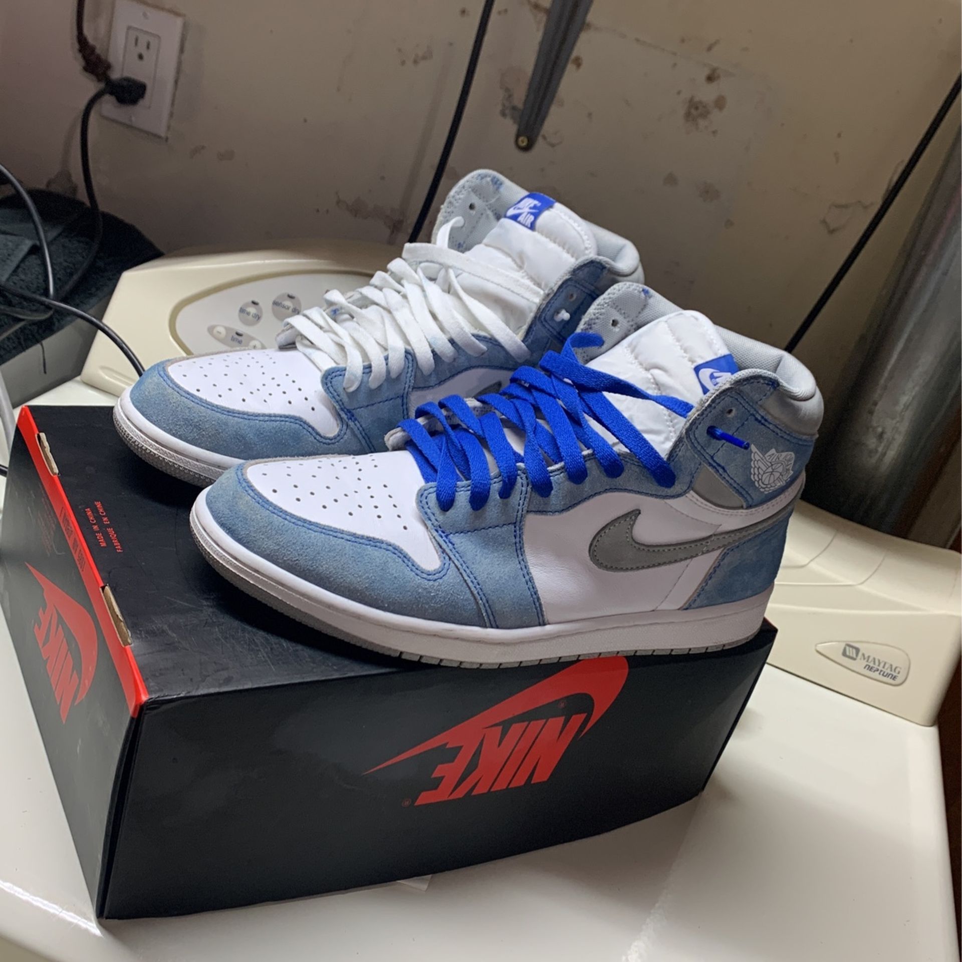 AIR JORDAN 1 RETRO HIGH OG HYPER ROYAL 