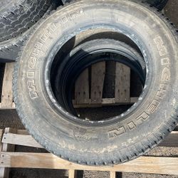 2 Michelin P235/70 R16 104S Tires