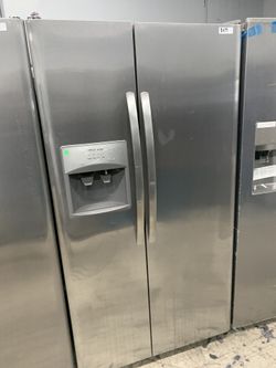 Frigidaire side by Side In Stainless Steel