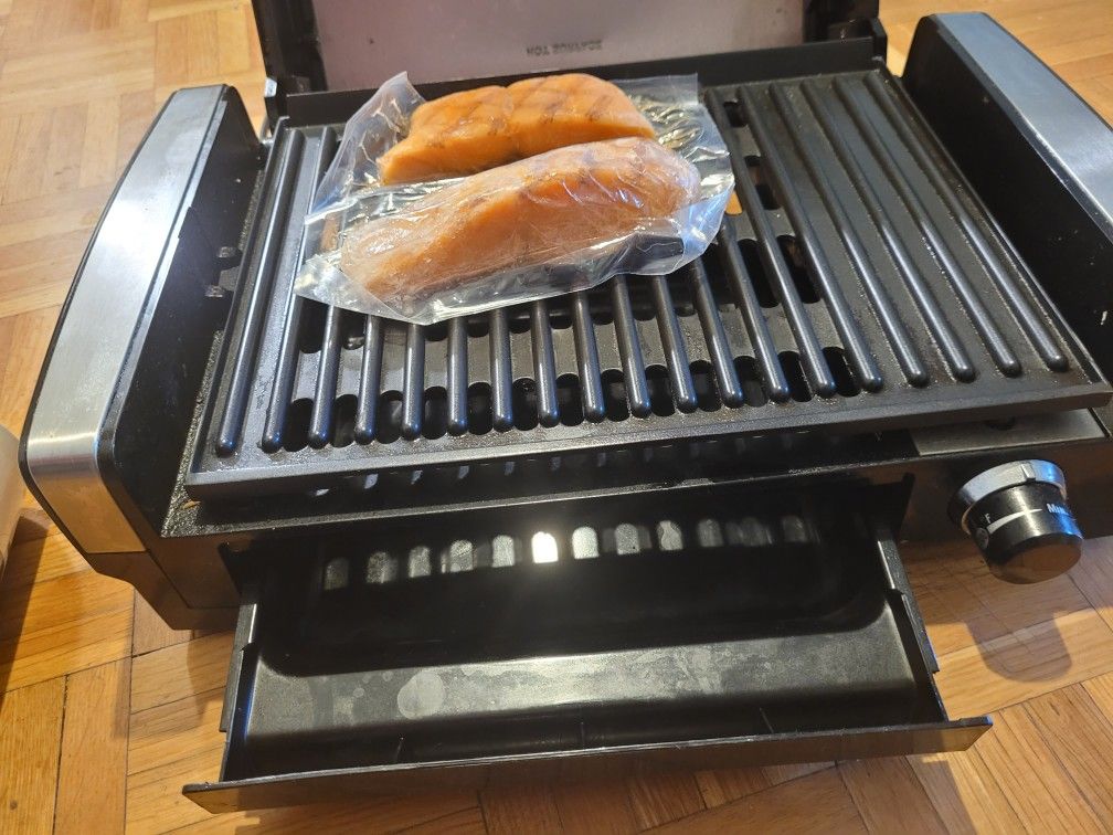 Hamilton Beach Electric Indoor Searing Grill with Viewing Window &  Adjustable Temperature Control to 450F, 118 sq. in. Surface Serves 6,  Removable Non for Sale in Chicago, IL - OfferUp