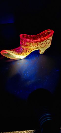 Beautiful Vintage Fenton "Daisy & Button" Amberina Glass Slipper (Cadmium)