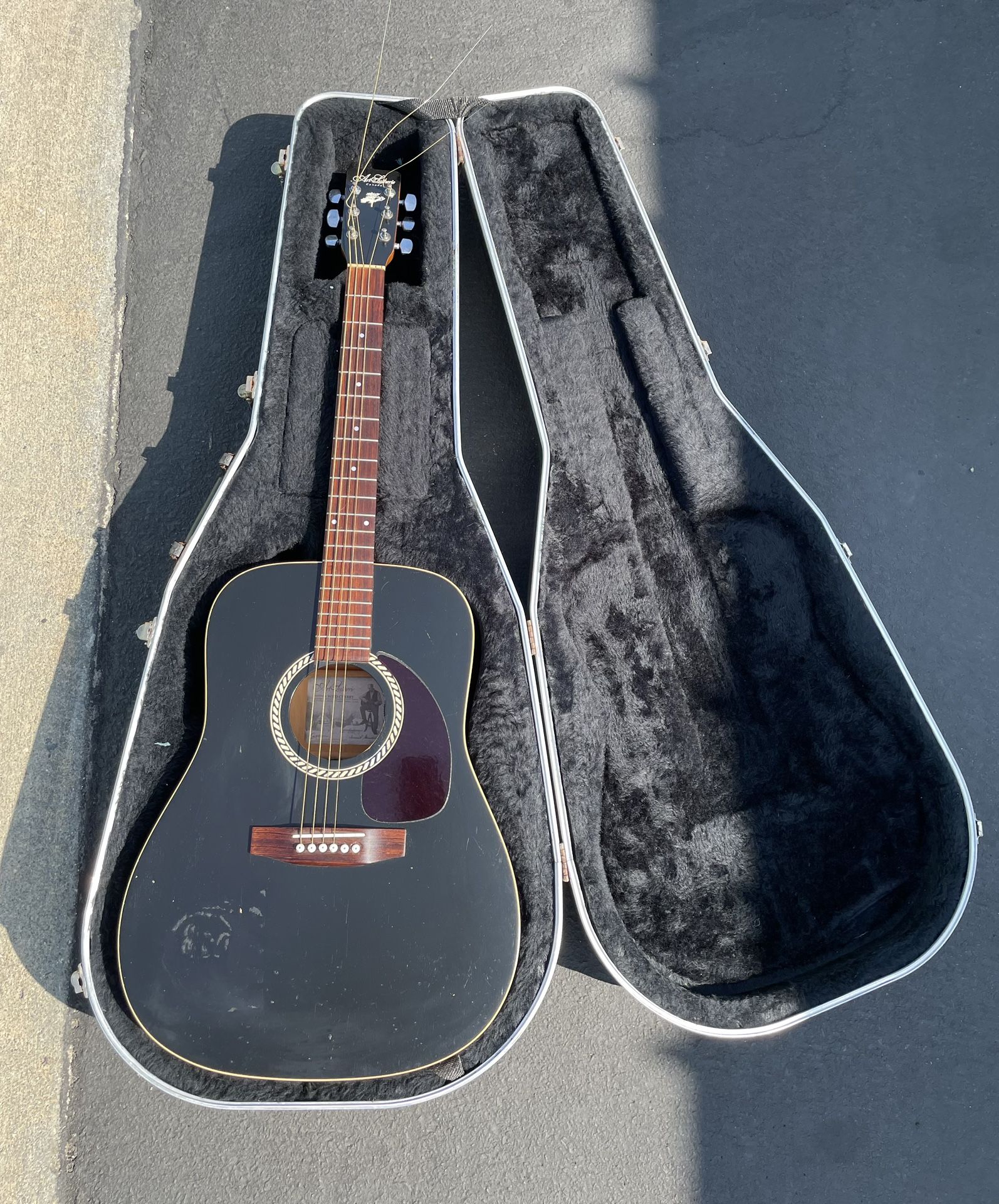 Art & Lutherie “Wild Cherry” Matte Black Acoustic Guitar 1990s
