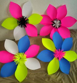 4 Flores de cartulina por 15 dls
