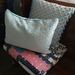 PRETTY RED WHITE AND BLUE HANDMADE QUEEN QUILT