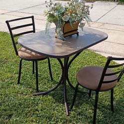 Selling A Vintage Style Small Dining Table (2) Swivel Chairs .Good Condition!