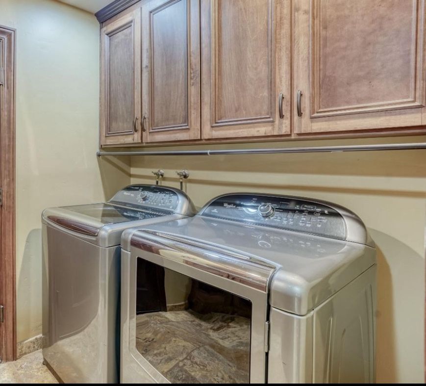 Whirlpool Washer/Dryer (SOLD AS SET)