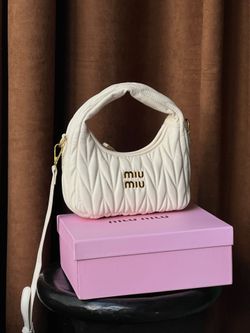 Elegant White Shoulder Bag – Chic & Versatile