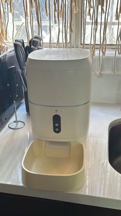 Automatic pet feeder