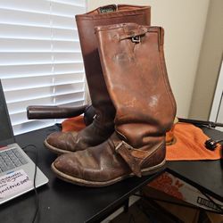 ​Chippewa Vintage Boots: "Original Chippewa" boots, with the style number 7122 visible and "Oil Resistant" on the sole.