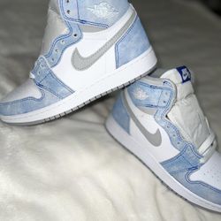 Air Jordan 1 Retro High OG ‘hyper Royal’