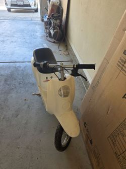 RAZOR moped