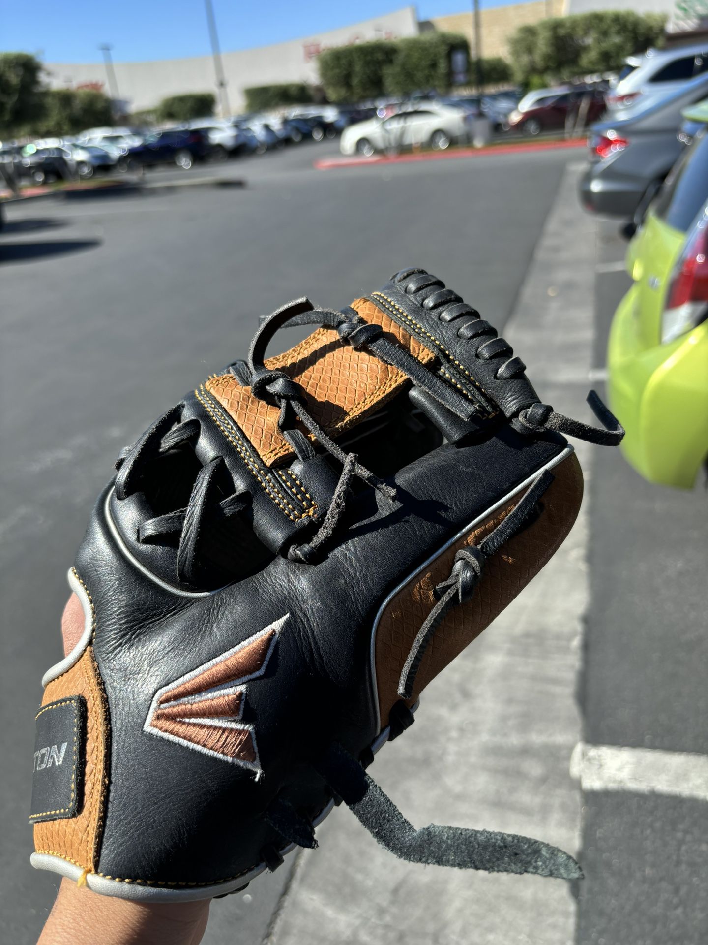 Righty Easton Tournament Elite Baseball glove -
