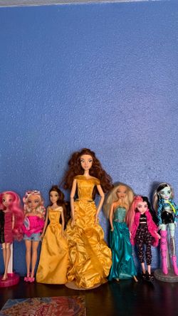 Disney doll lot.