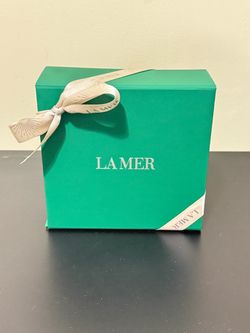 La Mer gift box with ribbon
