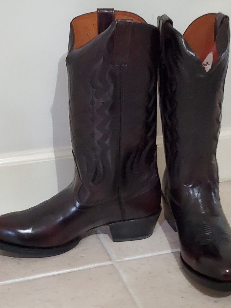 Mens Boots Genuine Rodeo Boots 8.5 Dark Brown Sticking Pull On . Never Even Taken Out Of Box . Never Worn . From TEXAS . NEW IN BOX
