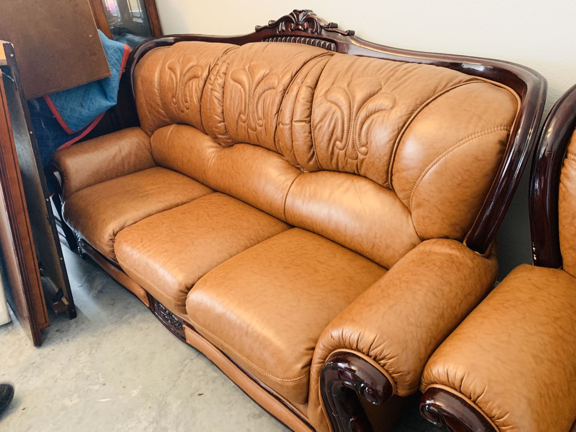 Italian leather couch 🛋 💯 condition