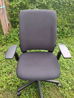 VERY NICE ADJUSTABLE STEELCASE AMNIA OFFICE CHAIR
