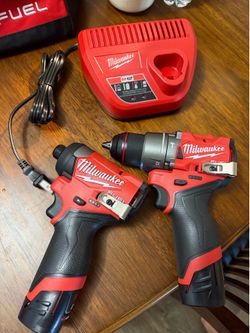 Combo de taladros Milwaukee M12 cargador y 2  baterías