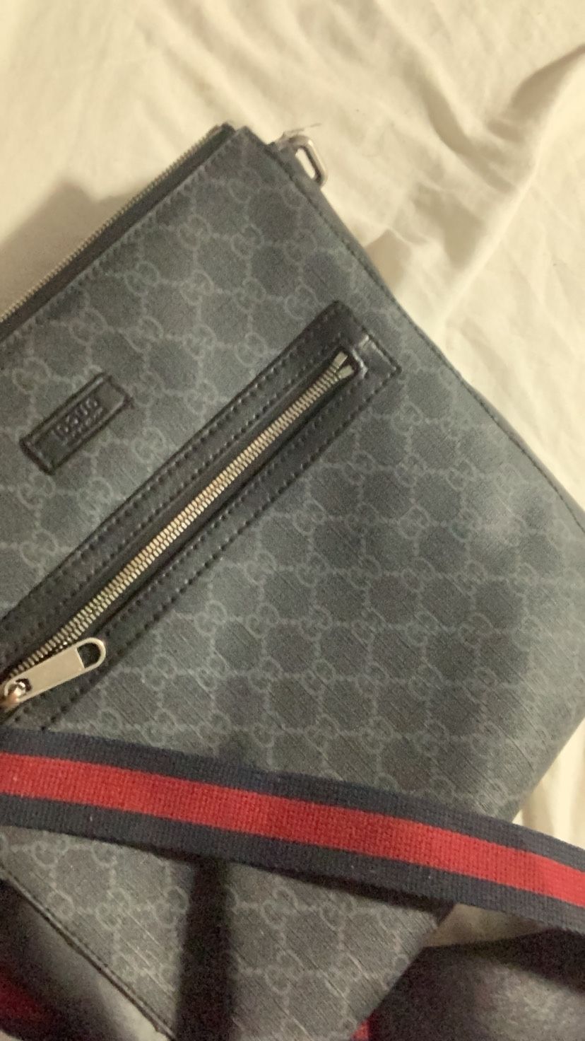 Gucci Messenger Bag GG supreme