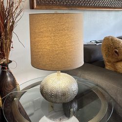 Lámpara De Mesa ,con Base Dorada Mide 18 Pulgadas De Alto 