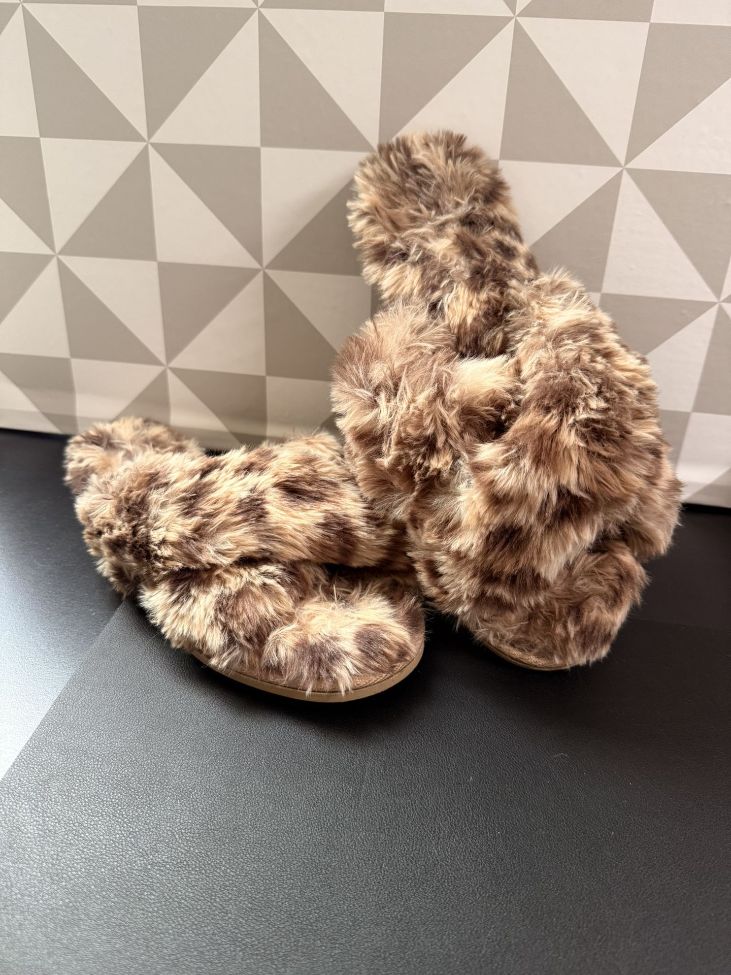 Women’s Fuzzy Slippers Size: Med (7-8)