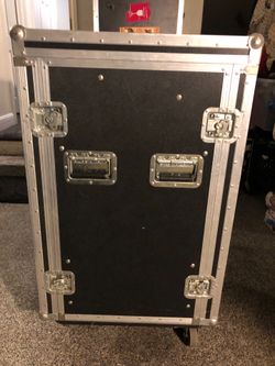 Band road case 39x26x21 w/wheels $60 NICE!!!!