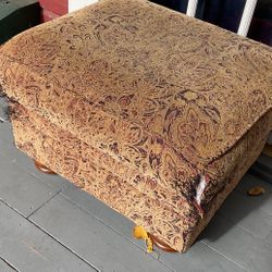 Ottoman  28”x24”, 18” High - Free