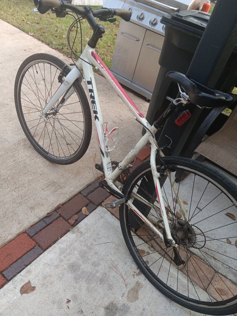 a Trek 7.5 bicycle una bicicleta Trek 7.5