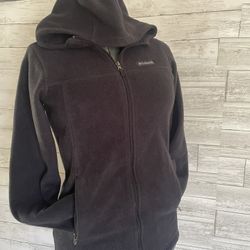 Columbia Women's Sweter Size XL. Fits an M