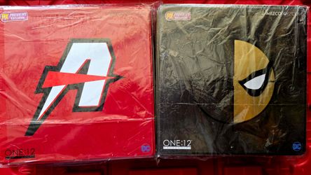 Mezco One: 12 DC figures