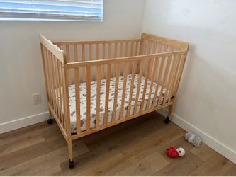 Wooden Baby Crib with Wheels NEW
