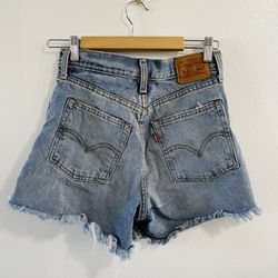 High waisted light wash Levi’s. Size 27 T