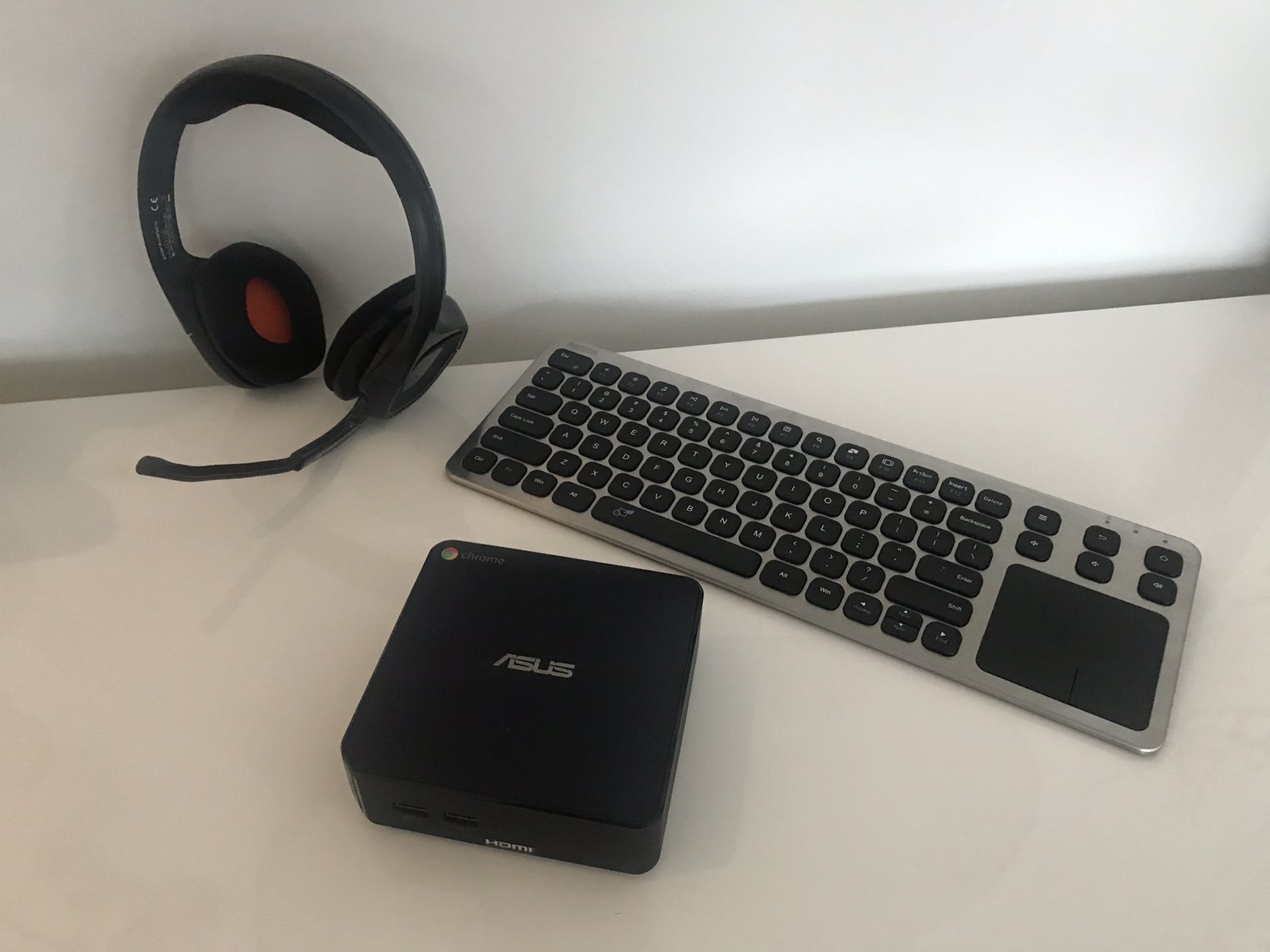 ASUS Chromebox CN60 - Mini Chrome OS Computer with wireless mouse, keyboard and headset