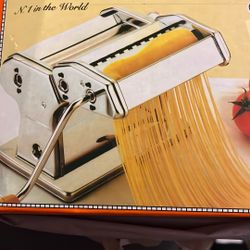 Pasta Machine With Removable Cutters 