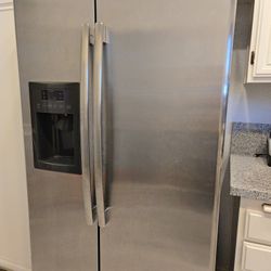 LG Refrigerator With Ice maker