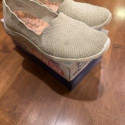 Woman’s Skechers Relaxed For Air Cooled Memory Foam Sneakers Shipping Available 