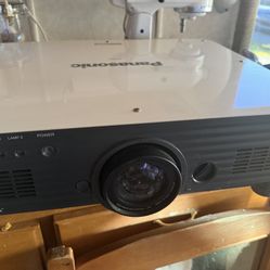 *AMAZING* Panasonic PT-D4000,D4000U DLP XGA HD Projector 4000 LUMENS ~ NO REMOTE